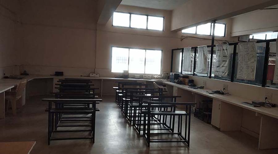 Electrical laboratory with workbenches